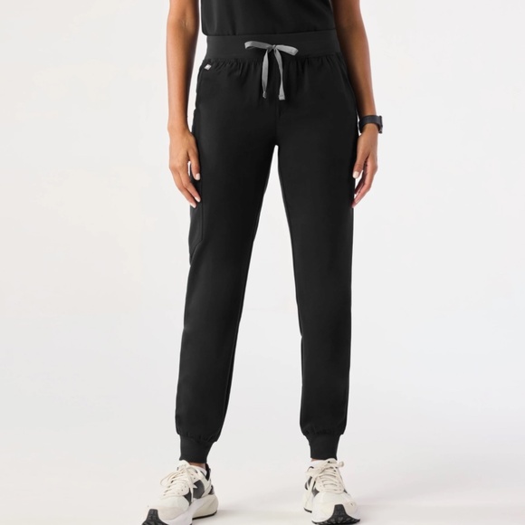 Figs Rafaela Oversized Top & Zamora Jogger Scrub Set - Picture 4 of 14